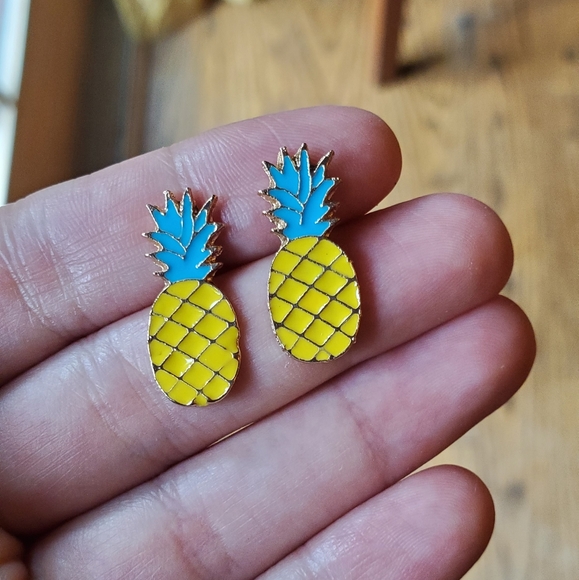 NWOT Gold Pineapple Stud Earrings - Picture 2 of 6